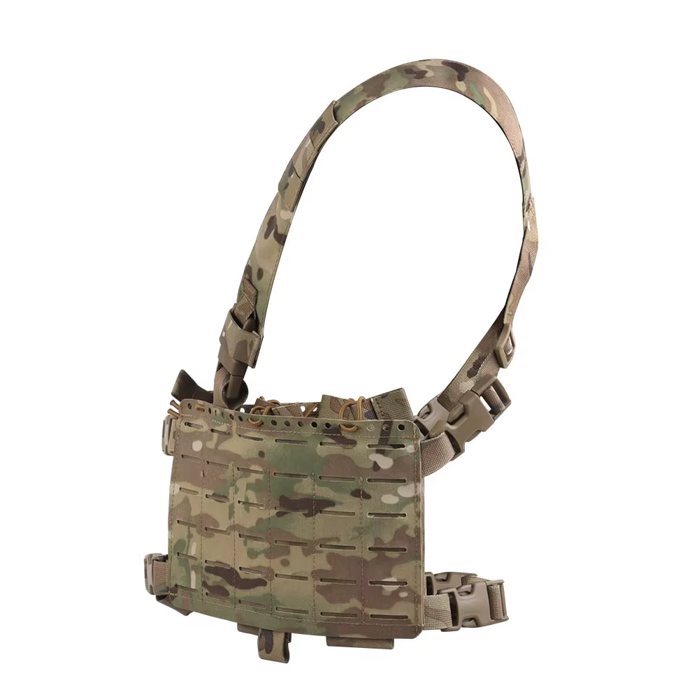 Detalle del sistema Molle y bolsillos abiertos del chaleco de combate