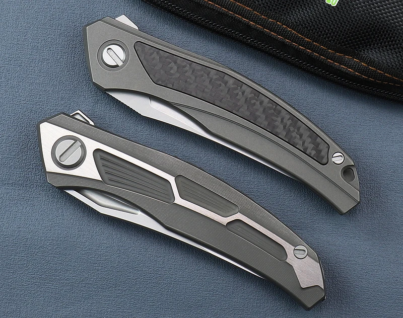 El cuchillo WUBU plegado y en su funda de nailon con cremallera