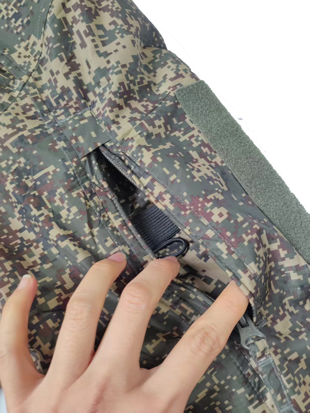 Chaqueta táctica con diseño tridimensional y resistente