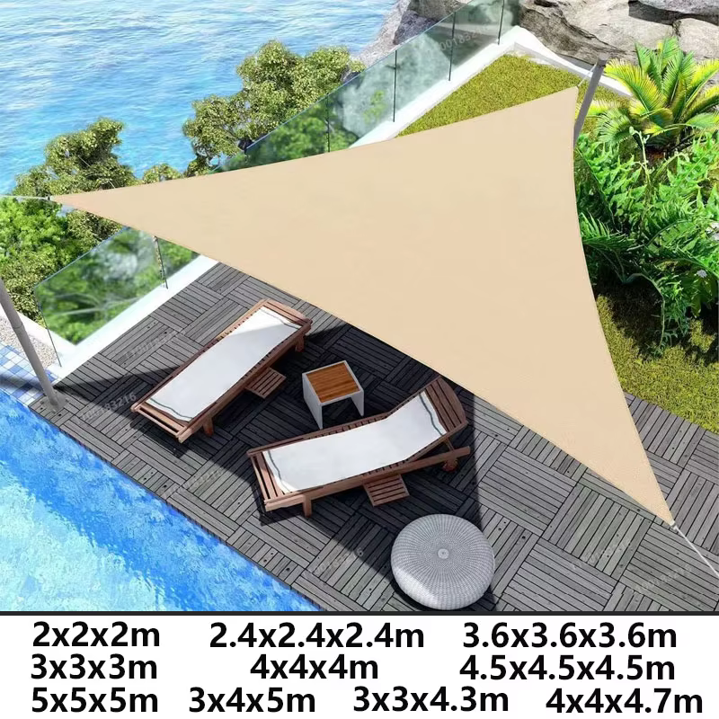 Toldo vela triangular instalado en zona de piscina