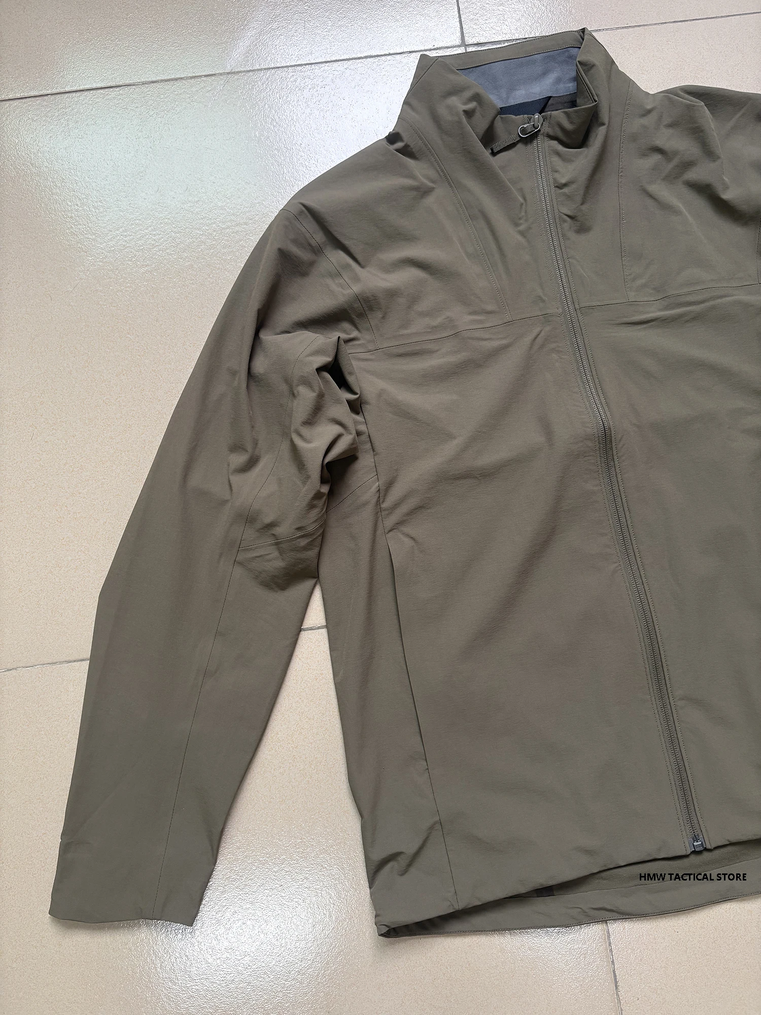 Chaqueta impermeable de exterior con goma, cuello alto, corte 3D
