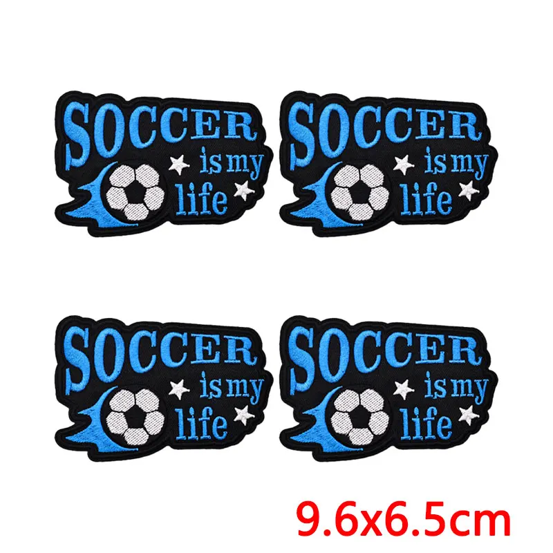 Detalle de parches termoadhesivos con diseño futbolero
