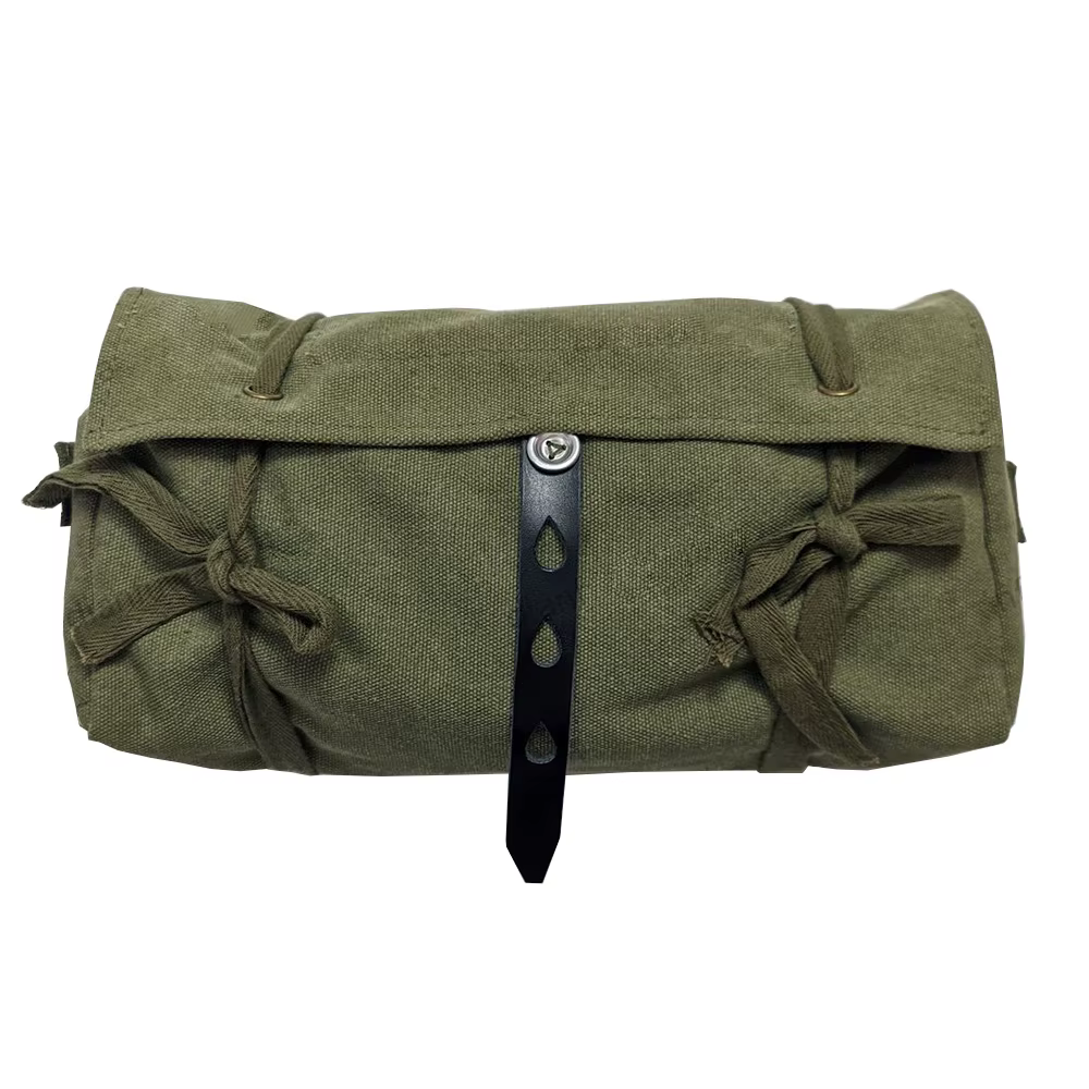 Bolsa de lona militar alemana con cinturón negro sobre fondo neutro