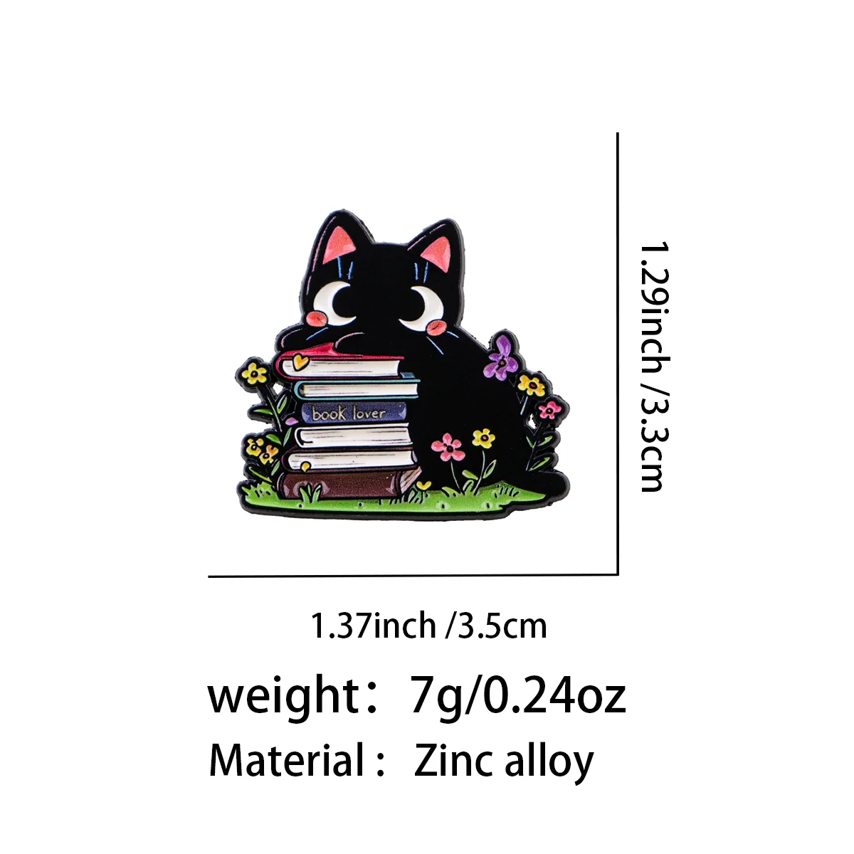 Detalle del pin de esmalte con forma de gato lector, mostrando el acabado brillante del esmalte