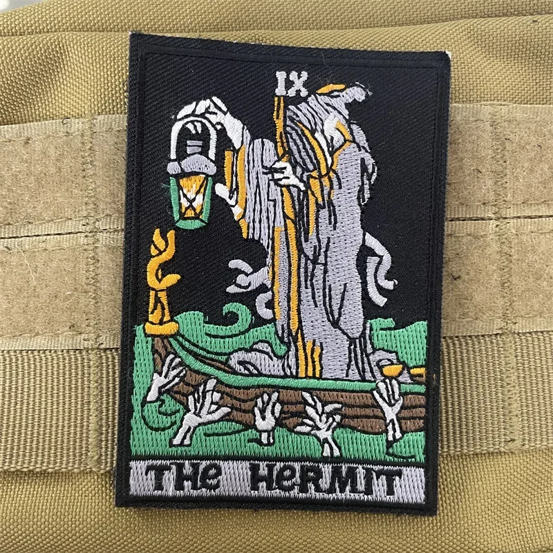 Parche táctico ermitaño con velcro – Insignia militar para mochila - imagen 4