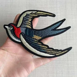 Parche retro bordado de hierro golondrina