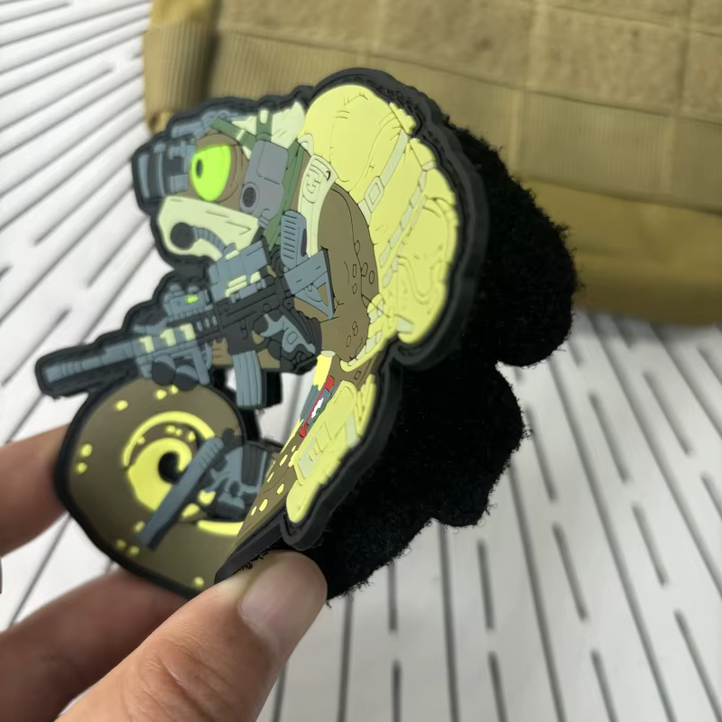 Parche táctico camaleón en mochila