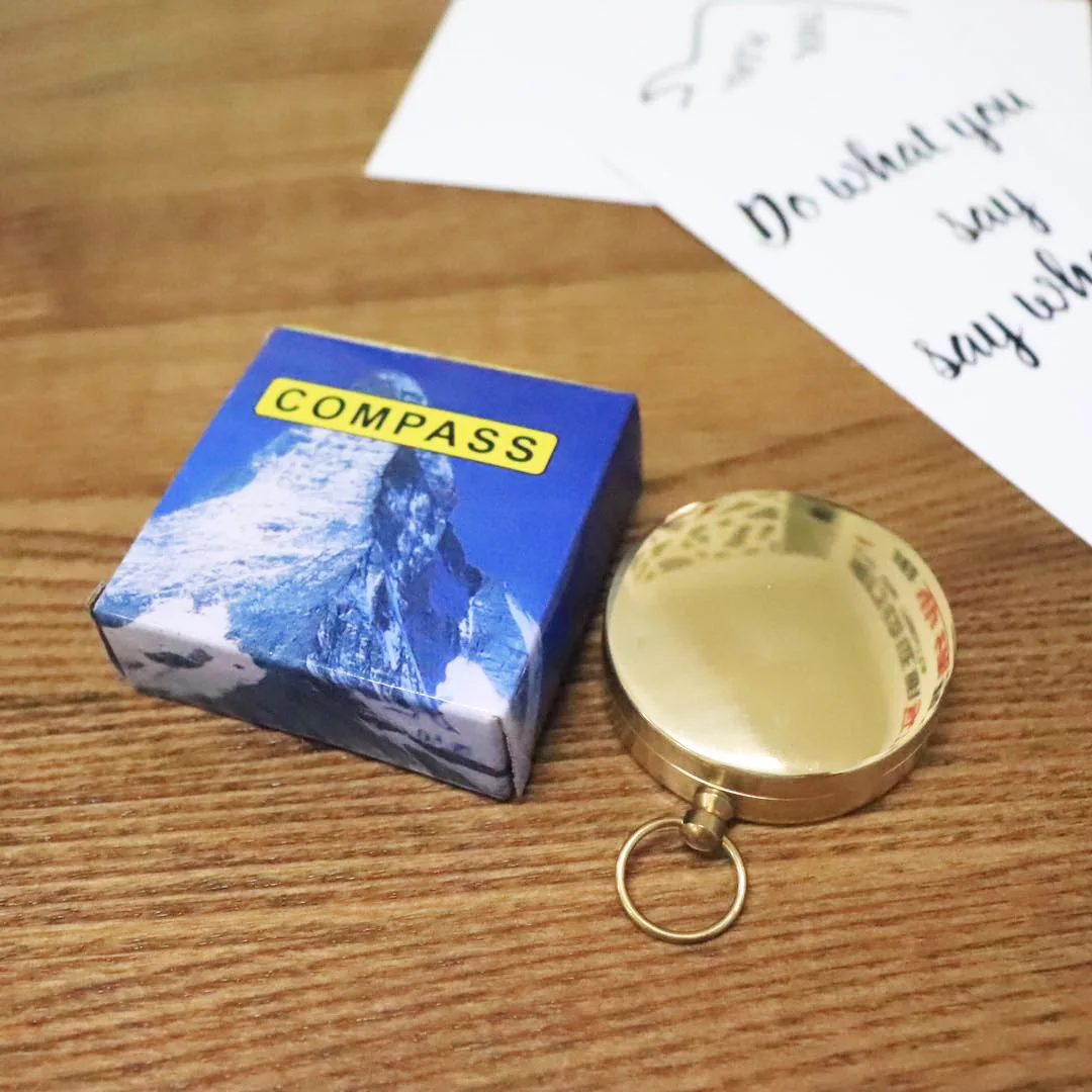 Brújula de latón impermeable con llavero vintage para camping - imagen 3