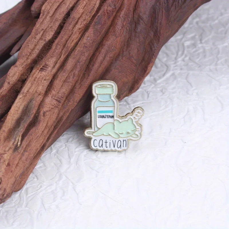 Broche esmaltado gato durmiente – Alfiler para mochila o chaqueta