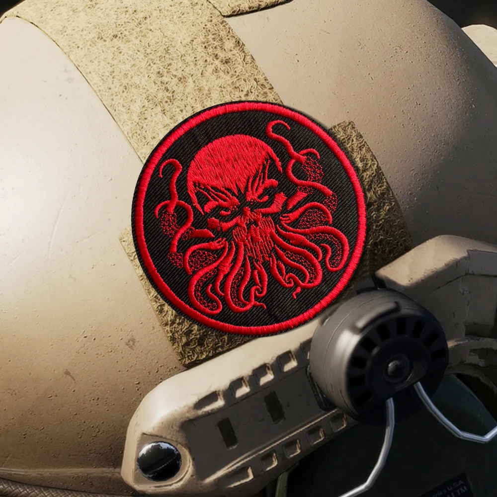 Parche táctico de pulpo malvado sobre tejido militar