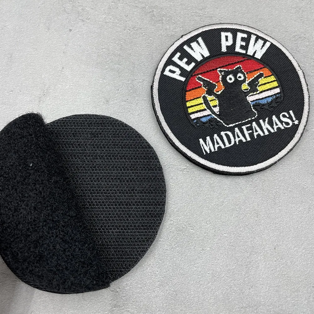 Parche táctico gancho y bucle gato negro con armas bordado para mochila - imagen 4