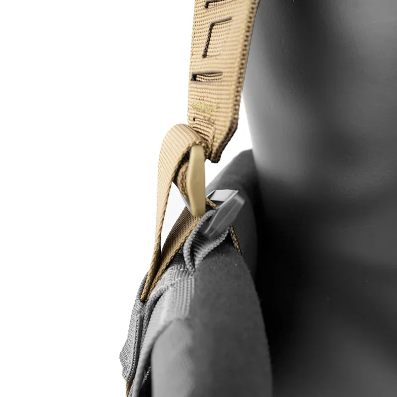 Tirantes tácticos color Coyote Brown en uso