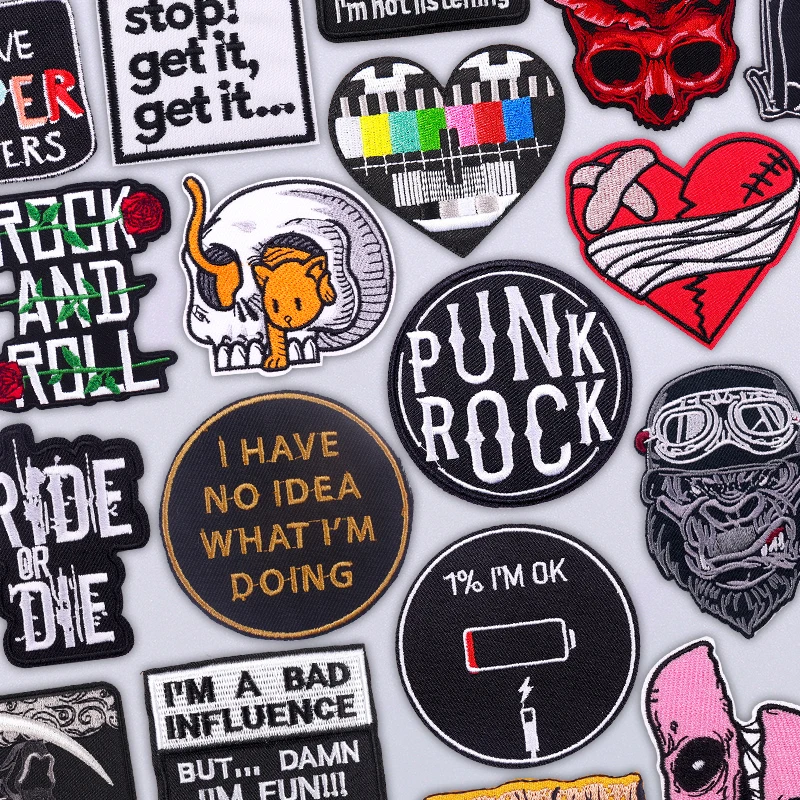 Parche Punk Rock con calavera en chaqueta negra