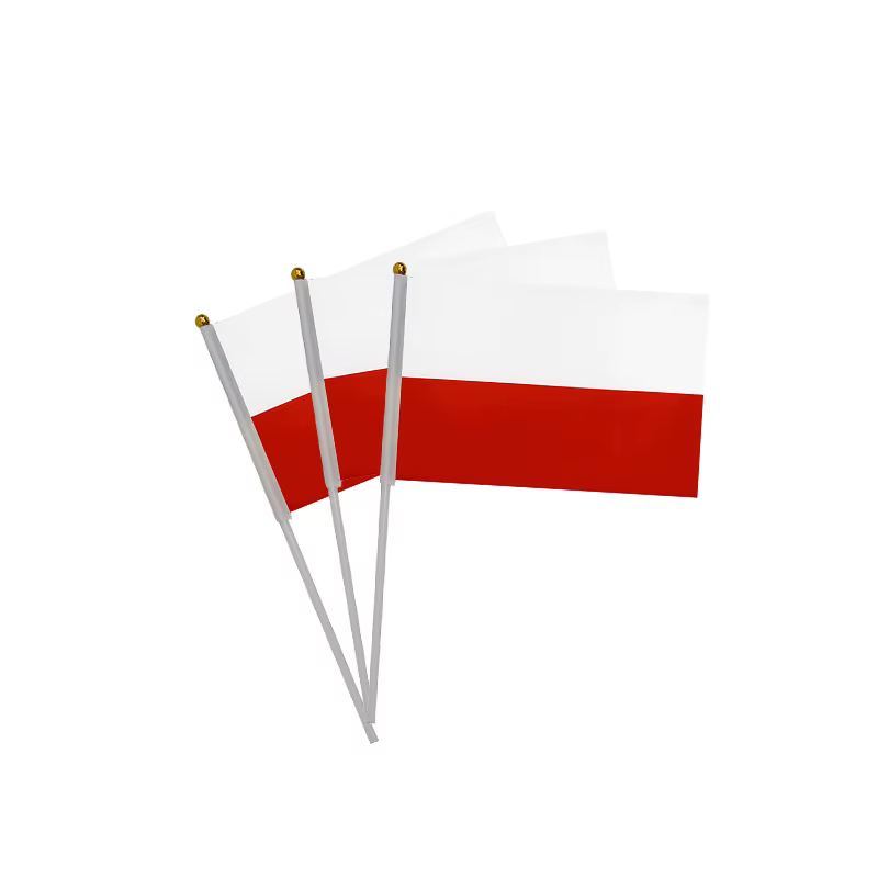 Detalle de las banderas de Polonia agitadoras