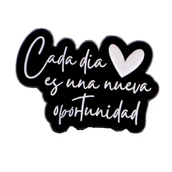 Pin de esmalte con cita inspiradora corazón blanco y negro