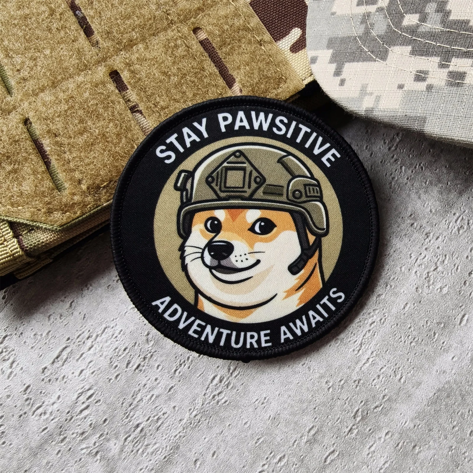 Parche táctico Shiba Inu Stay Pawsitive – Moral militar gancho y bucle para casco - imagen 4