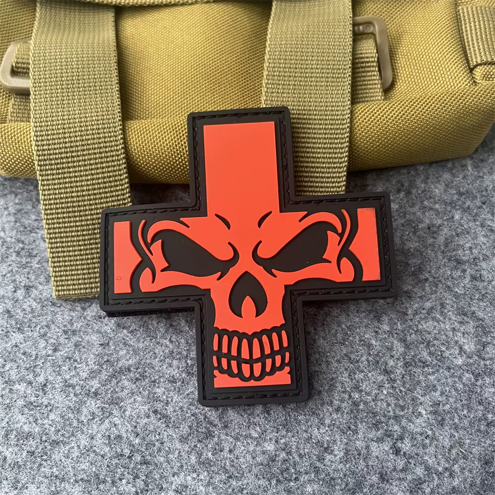 Parche táctico calavera cruz con velcro para uniforme – Moral - imagen 2