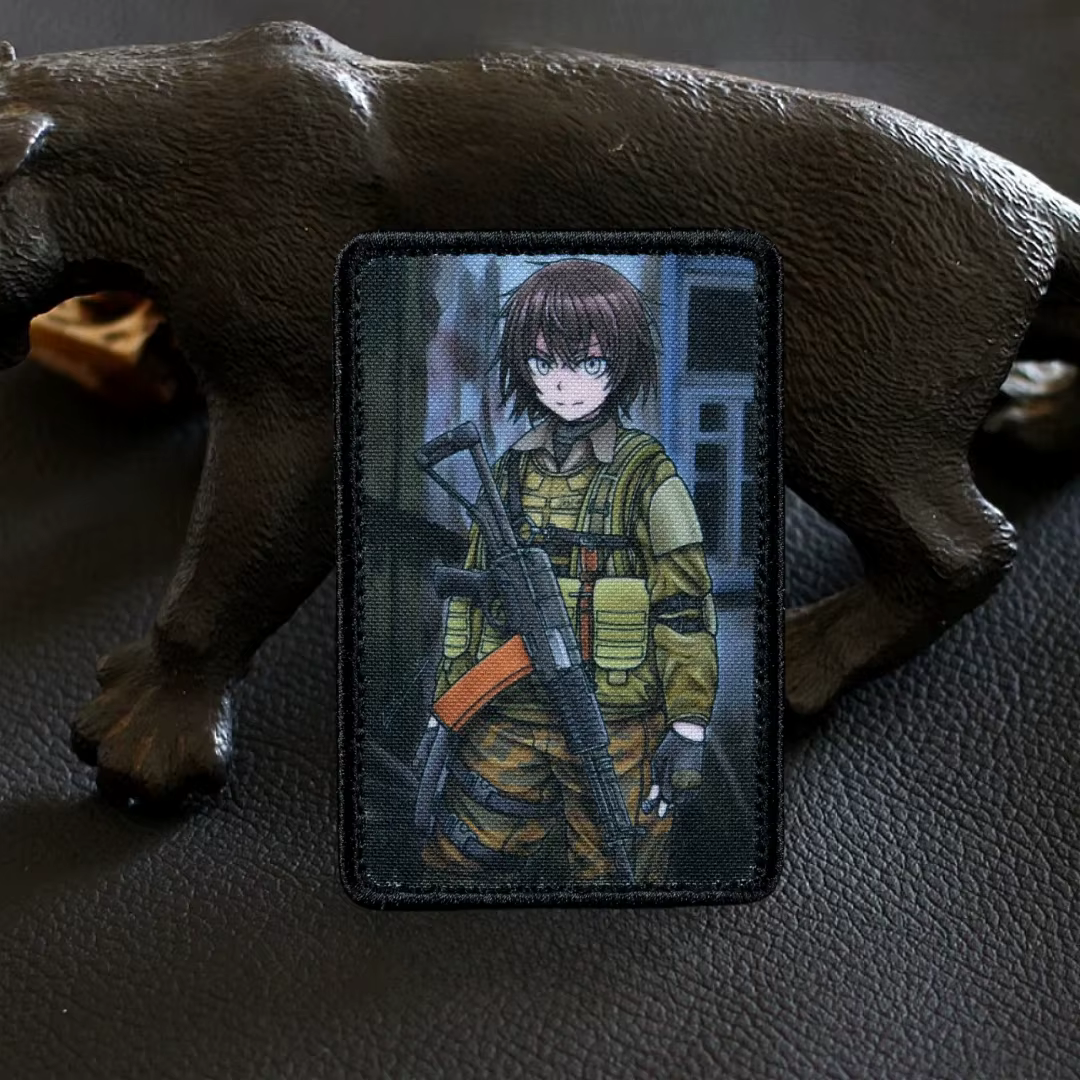 Parche táctico anime aplicado en mochila militar