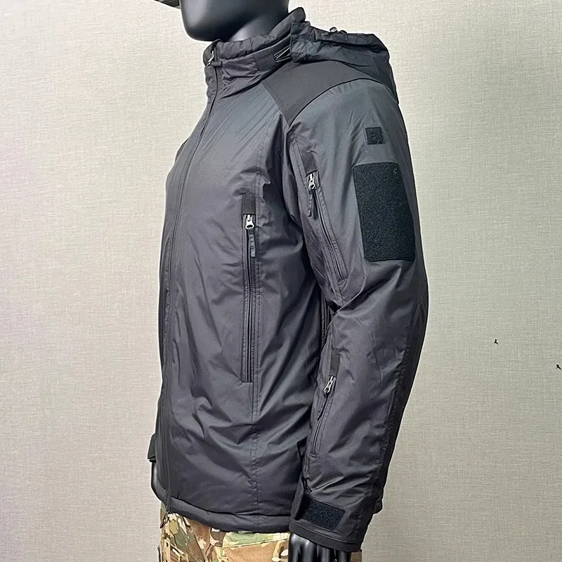 Chaqueta con estética táctica sin logotipo