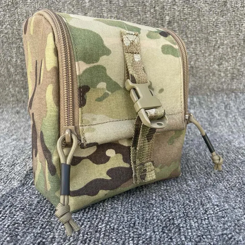 Detalle de la bolsa táctica para baterías y accesorios