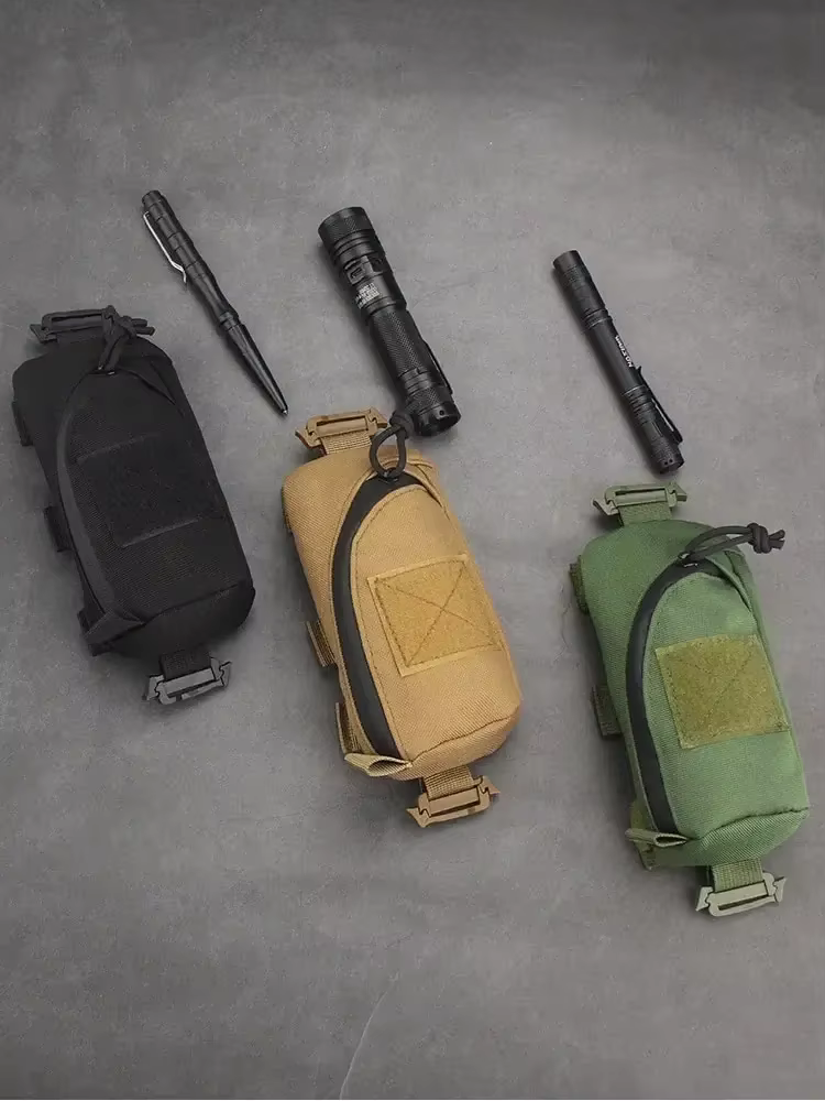 Bolsa MOLLE enganchada a un cinturón táctico