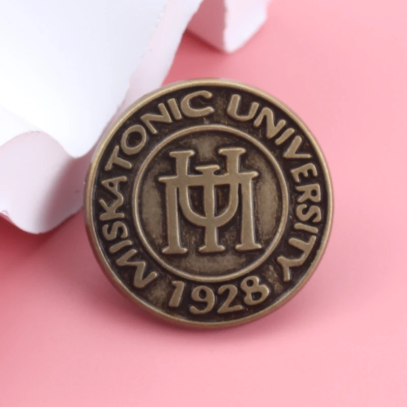 Insignia metálica Universidad Miskatonic – broche Cthulhu para ropa - imagen 4