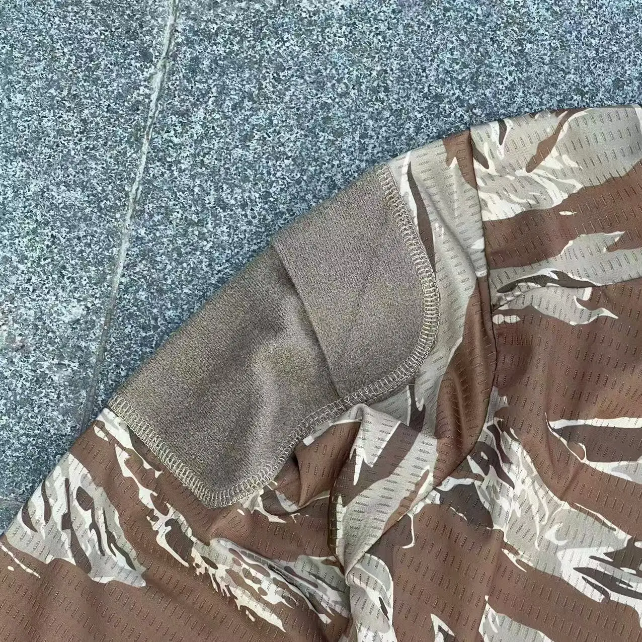 Camiseta táctica en uso o colocación