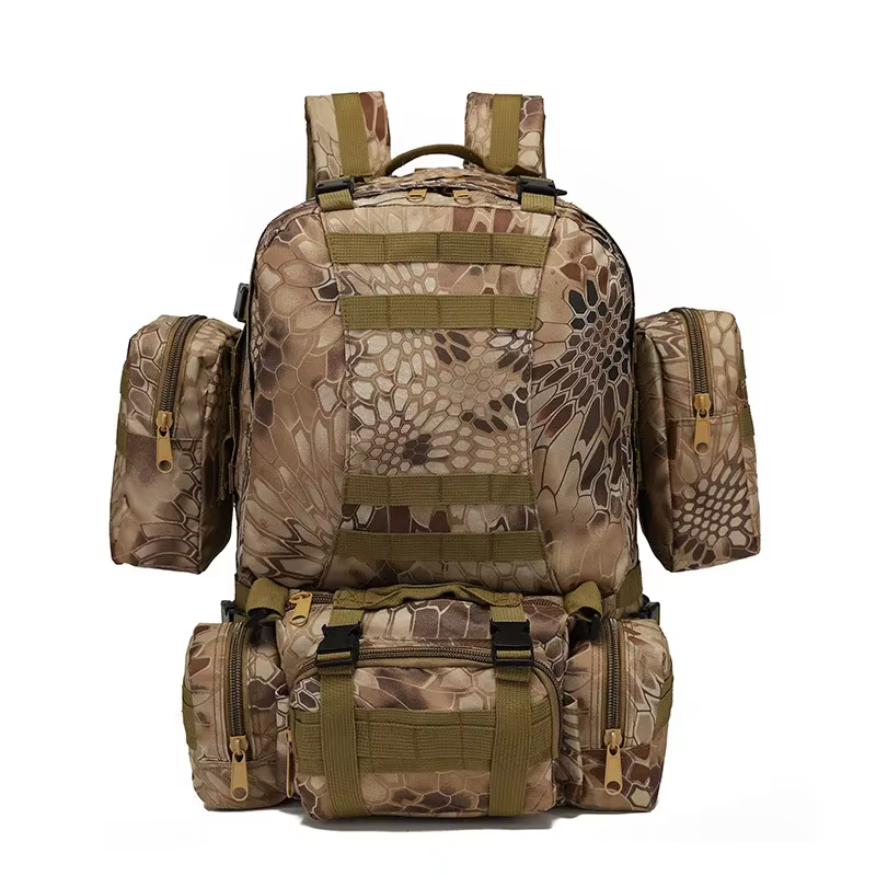 Mochila cargada en entorno de senderismo