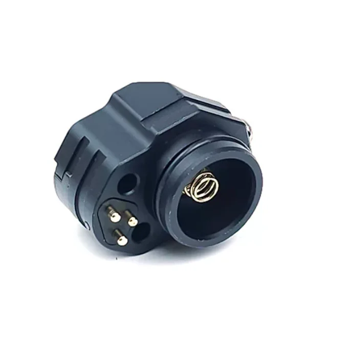 Detalle de la tapa trasera metálica CNC con interruptor