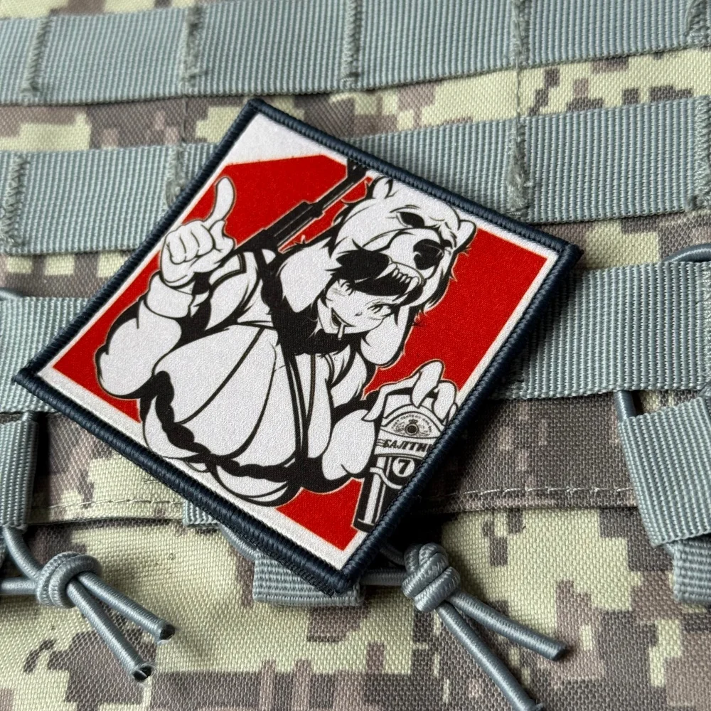 Parche táctico estampado chica y oso con velcro para ropa y mochila - imagen 5