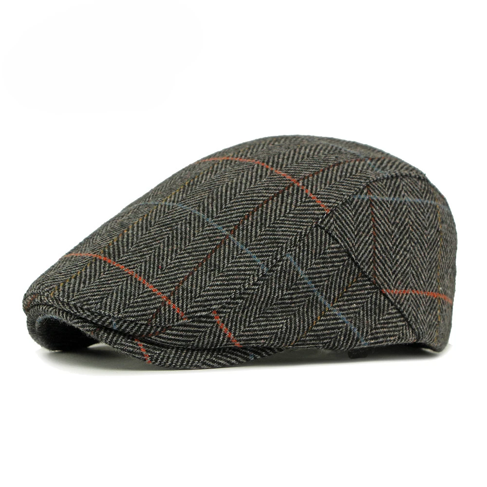 Vista lateral de la gorra con visera corta