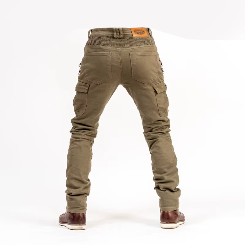 Pantalón combinado con look casual urbano