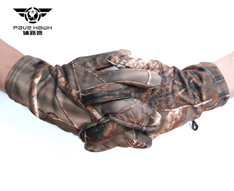Guantes tácticos puestos en mano