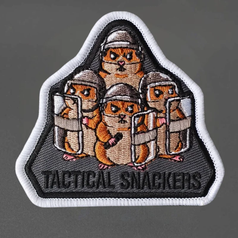 Parche táctico bordado SNACKERS pingüino con velcro para mochila - imagen 3