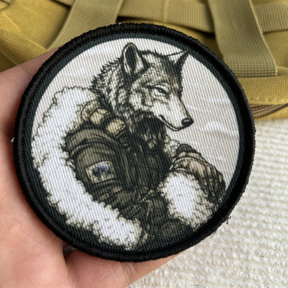 Detalle de parche bordado con forma de lobo