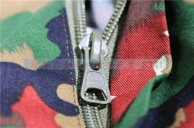 Detalle del estampado de camuflaje y sangre