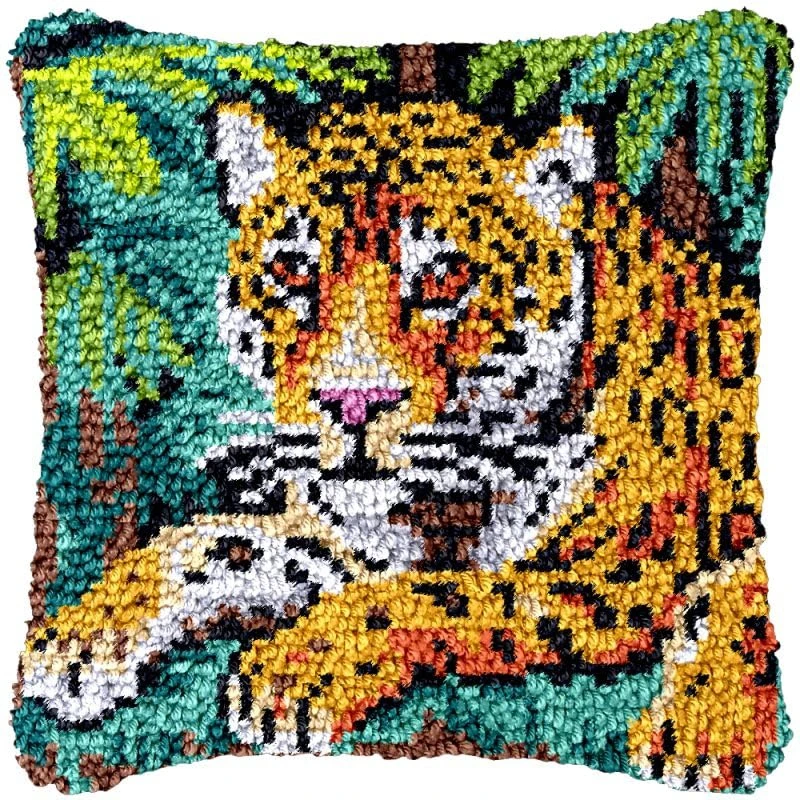 Funda de cojín bordada de ganchillo con animales salvajes