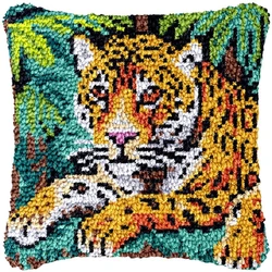 Funda de cojín bordada de ganchillo con animales salvajes