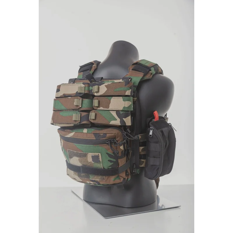Bolsa táctica en posición horizontal sobre superficie de entrenamiento