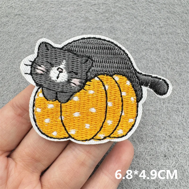 Detalle del bordado en parche de gato