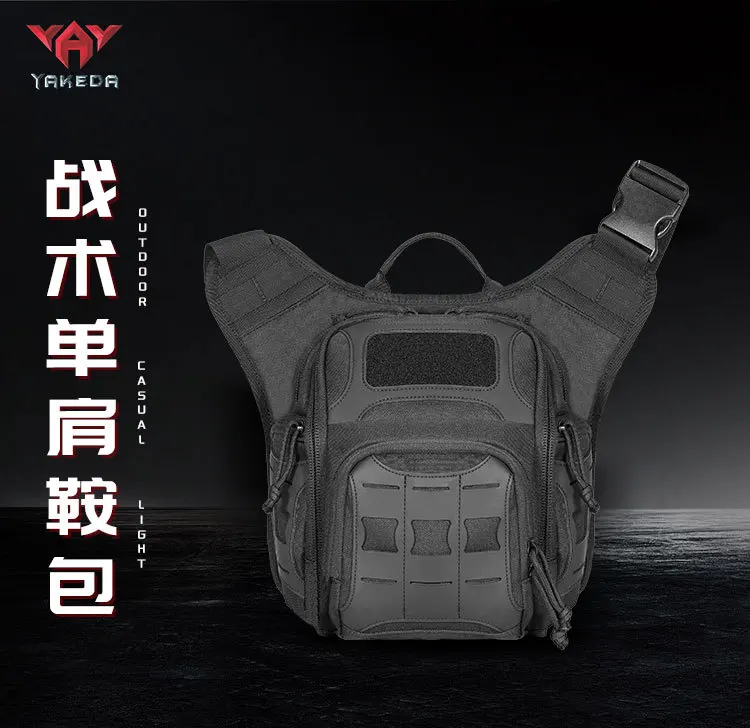 Detalle del sistema MOLLE en el bolso táctico