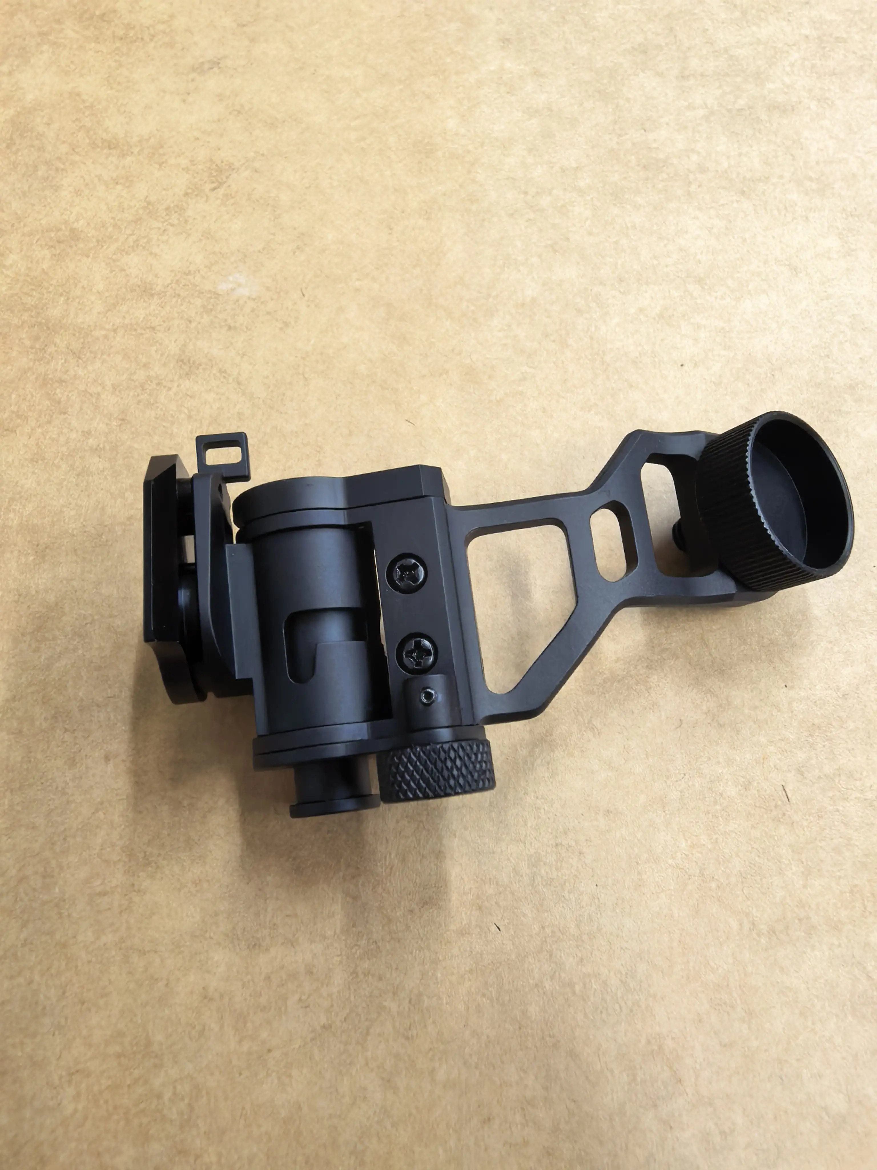 Soporte adaptador PVS-14 en J metálico para casco con puente Dovetail - imagen 4