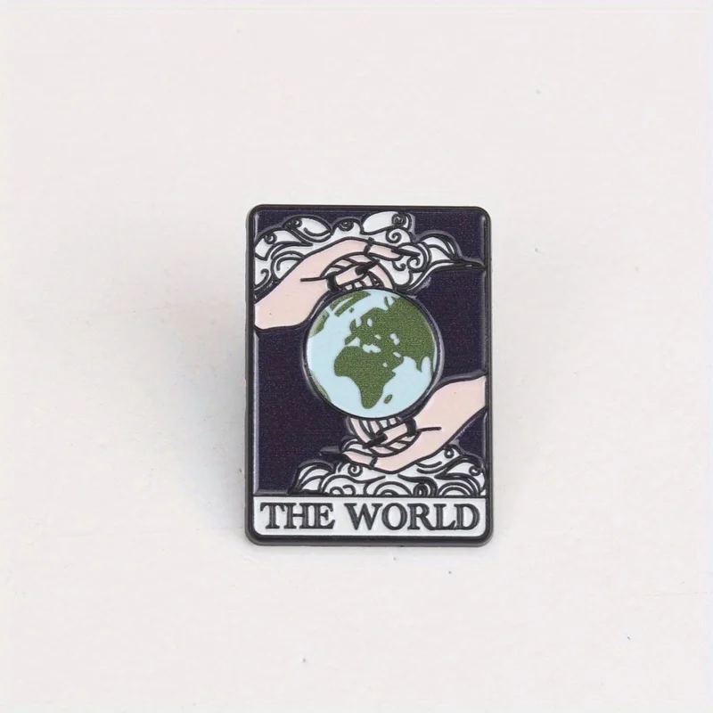 Broche esmaltado El Mundo tarot manos en relieve – insignia - imagen 3