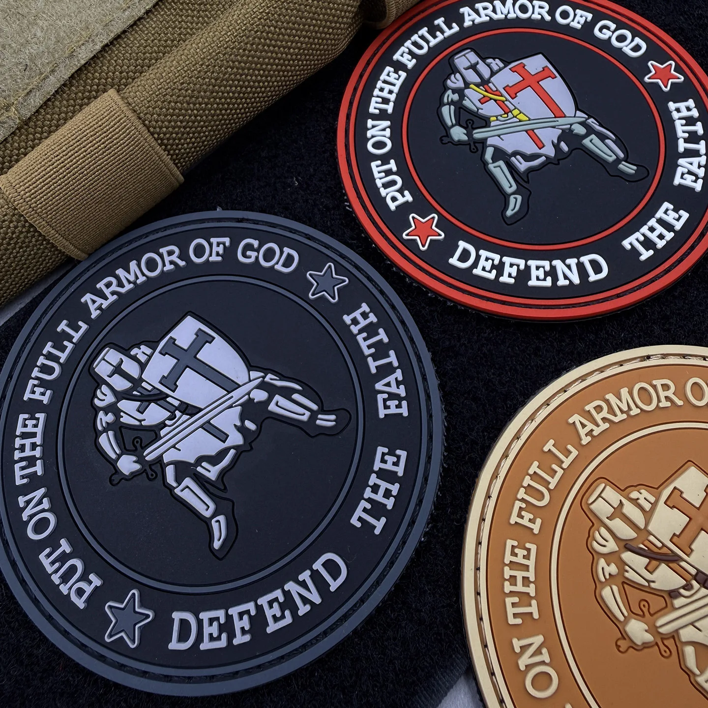 Parche de escudo espartano en tonos oscuros