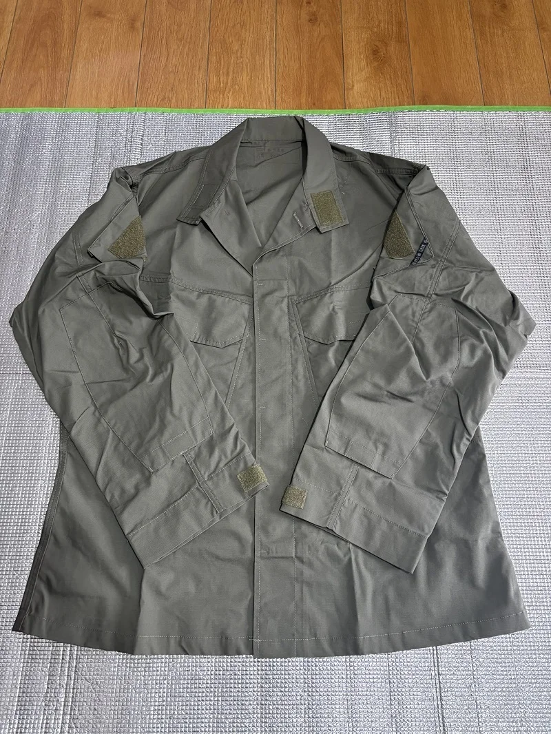 Detalle de la chaqueta en color Ranger Green