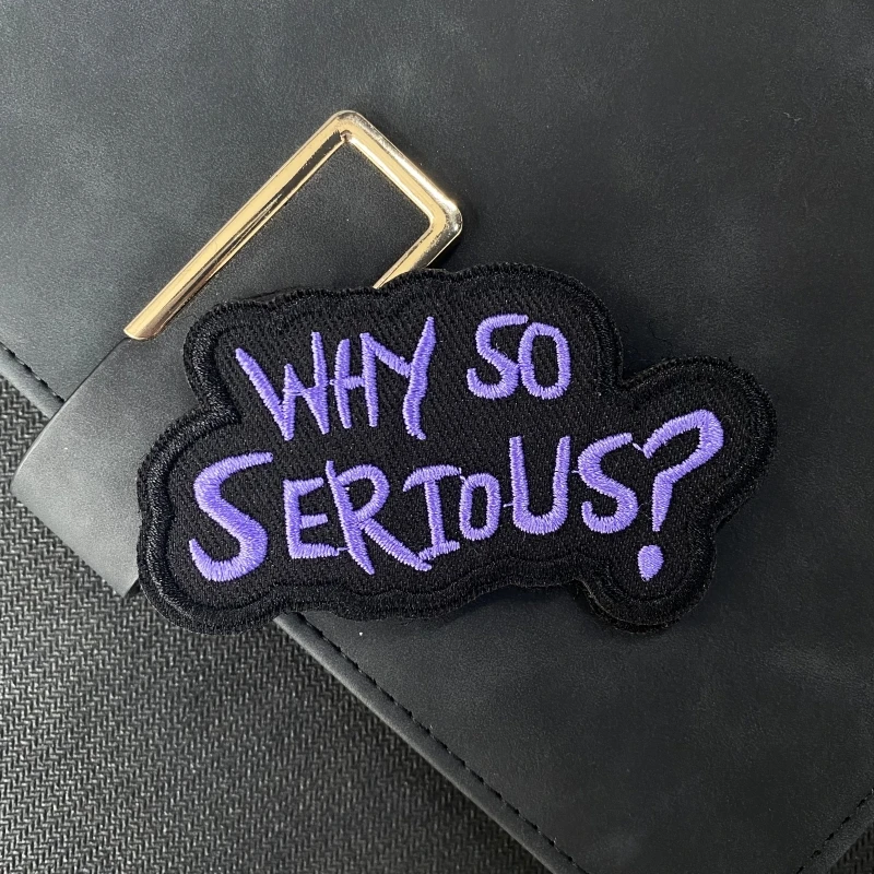 Parche frontal mostrando el diseño WHY SO SERIOUS