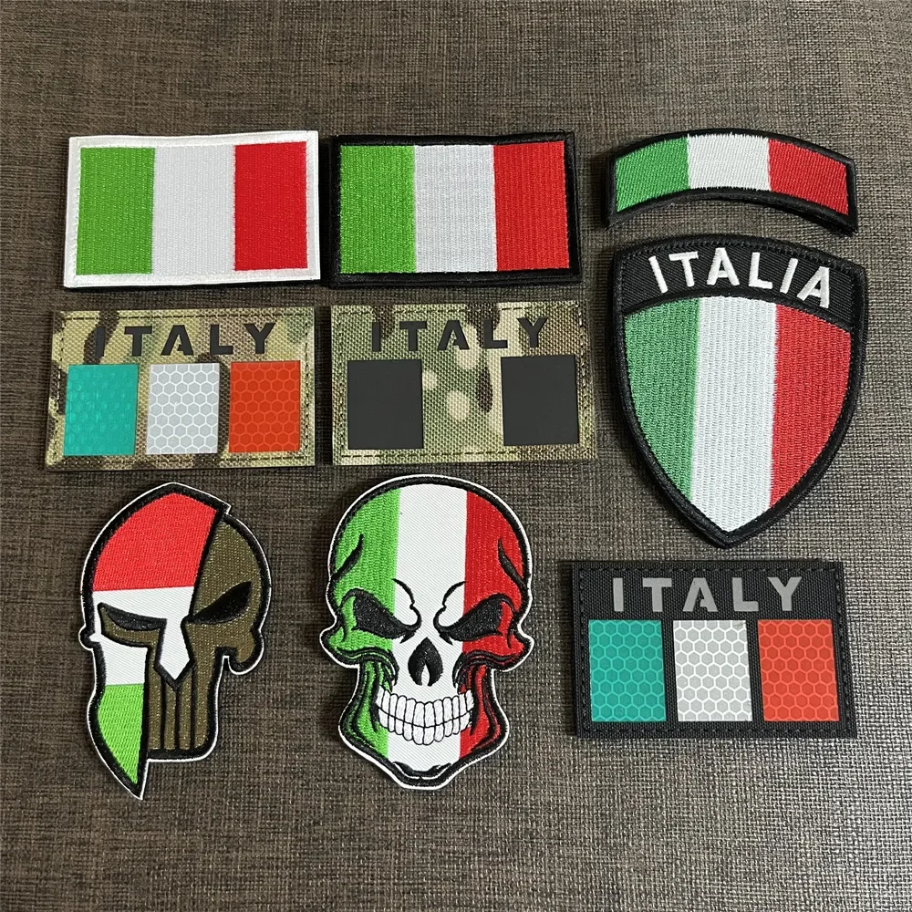 Parche reflectante IR con bandera italiana sobre fondo táctico
