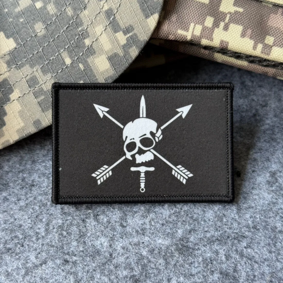 Parche táctico Morale Stealth Black de calavera y flechas cruzadas - imagen 3