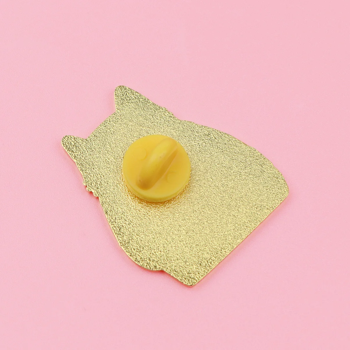 Broche en uso sobre ropa