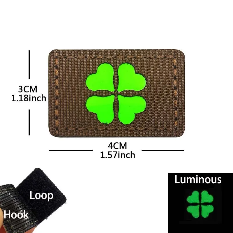 Emblema luminoso de trébol de cuatro hojas con estilo táctico